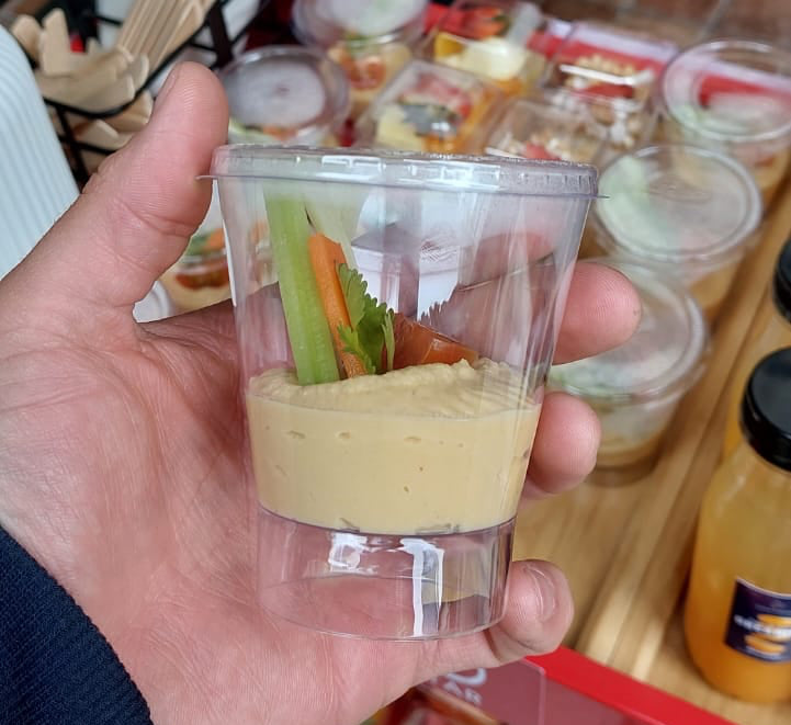 Cup de Hummus con Veggie Sticks – 50 g aprox. - caja de 20 unidades