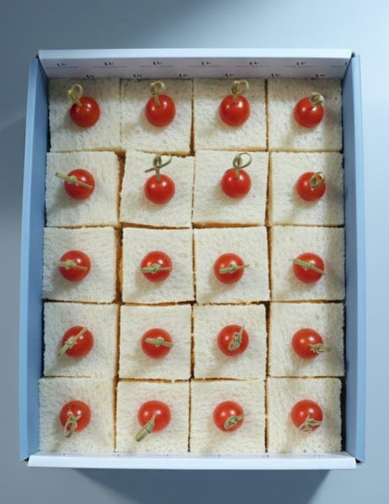Mini Sándwich Cocktail en Pan de Miga con Pollo Apanado y Queso Cheddar – Caja de 20 unidades