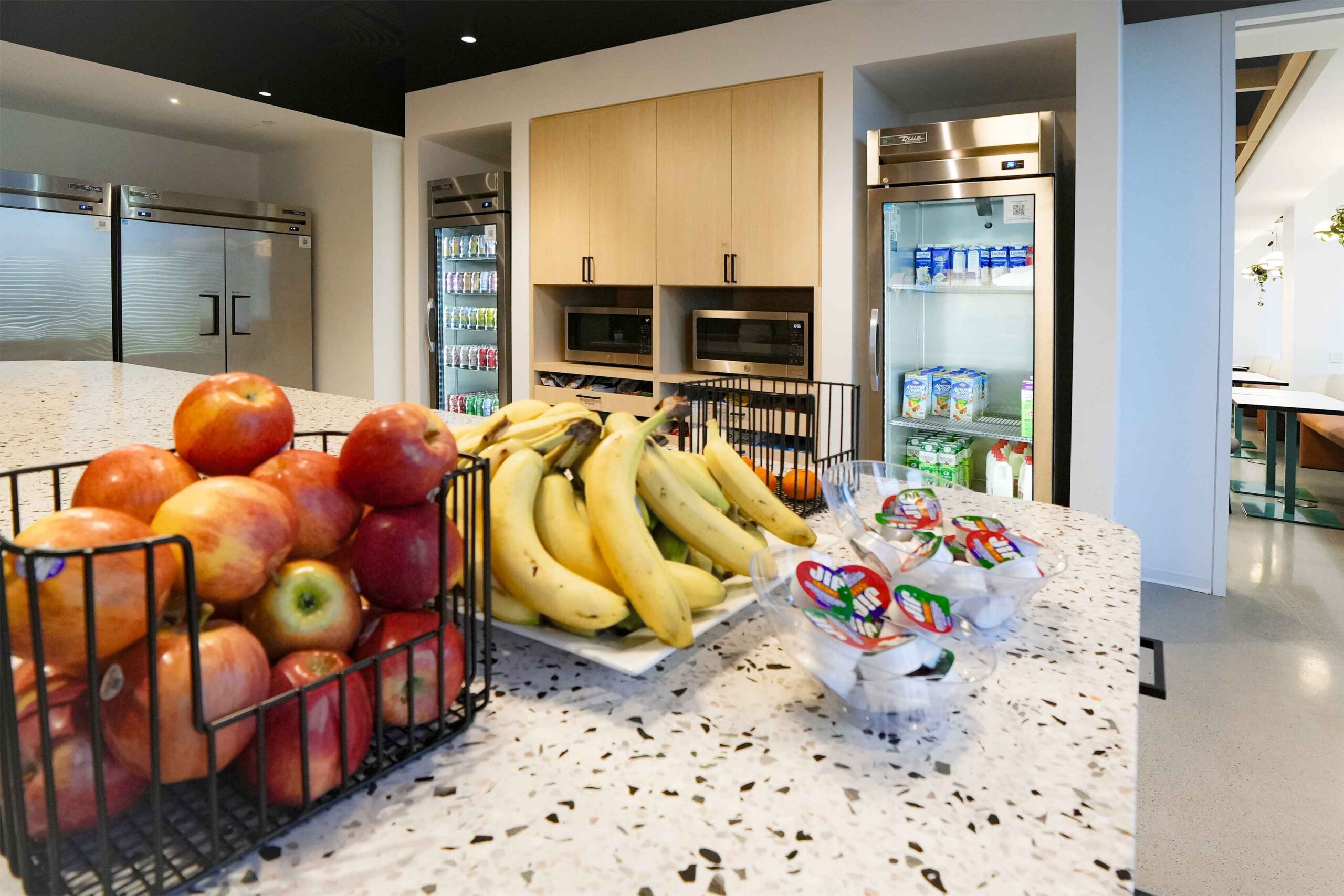 Espacio corporativo abastecido con fruta, snacks y bebidas