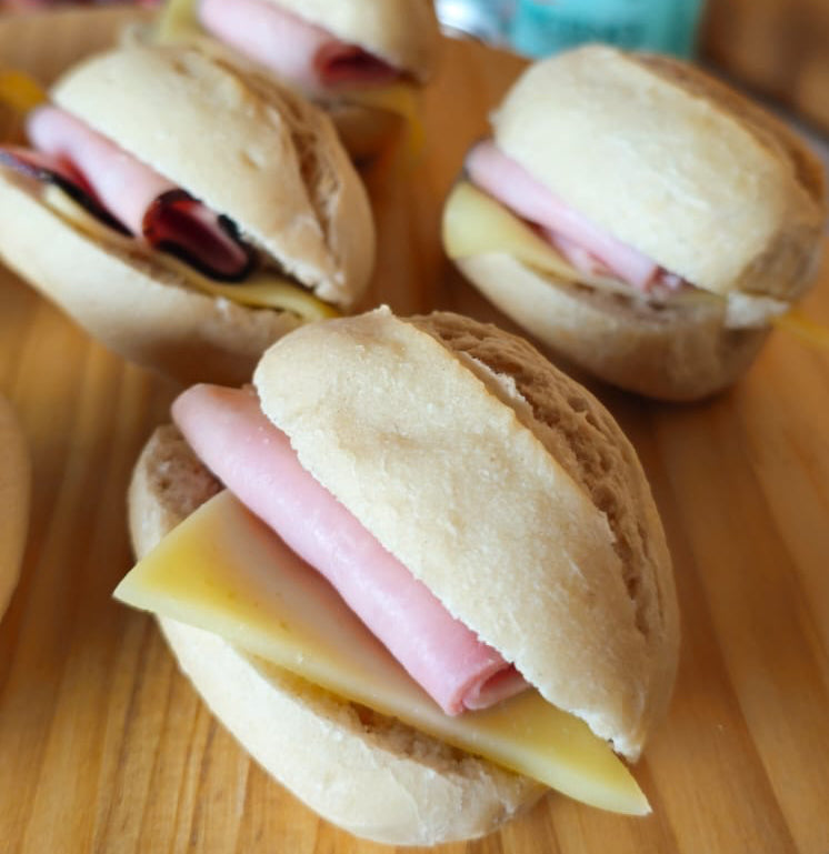 Mini Sándwich Cocktail en Pan Ciabatta con Jamón y Queso – Caja de 20 unidades